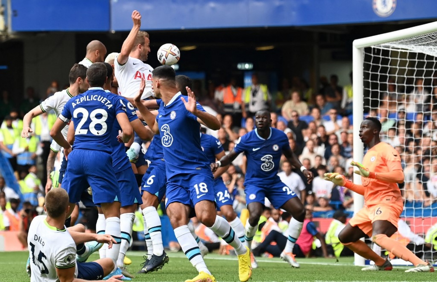 ހެރީ ކޭން ޓޮޓެންހަމަށް އެއްވަރުކޮށްދިން ލަނޑު ޖަހަނީ.-- ފޮޓޯ: އޭއެފްޕީ