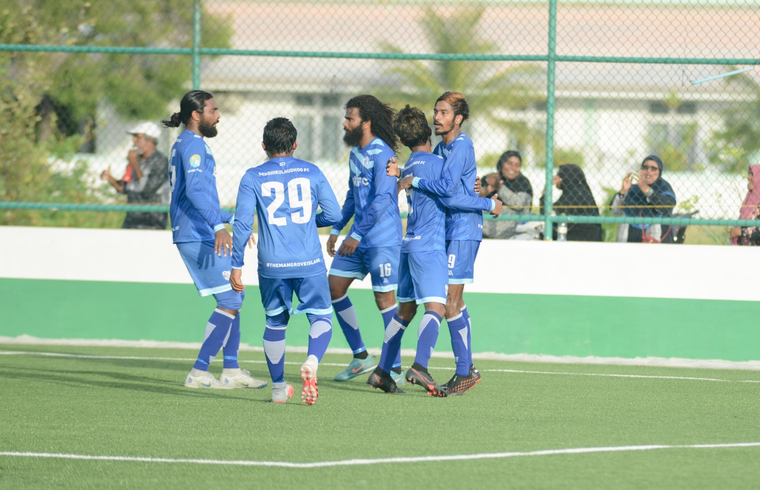 ކެނދިކުޅުދޫ އަށް އެއްވަރު ކޮށްދިން ލަނޑު ޖެހުމަށް ފަހު އެޓީމުގެ ސަމާލް (ކ)، ޓީމު ކުޅުންތެރިންނާ އެކު އުފާފާޅުކުރަނީ. ސަމާލް ވަނީ އެޓީމު މިހާތަނަށް ކުޅުނު ތިން މެޗުގައި ވެސް ލަނޑު ޖަހައިފައި. -- ފޮޓޯ ކެނދިކުޅުދޫ މީޑިއާ