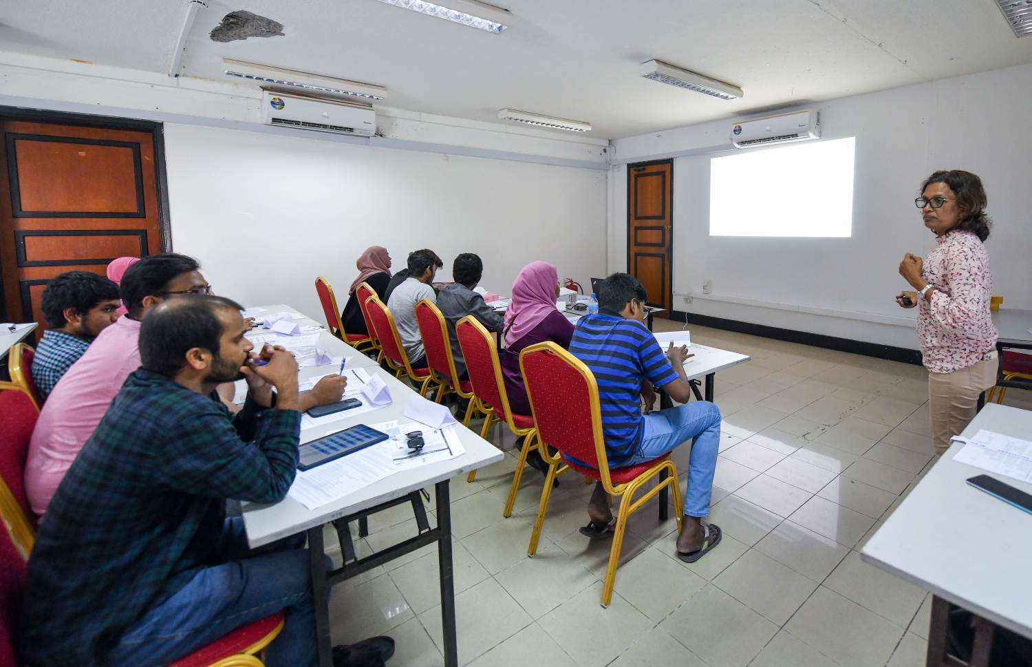 ދަރުބާރުގޭގައި ބޯހިމެނުމަށް އެމިއުނަރޭޓަރުން ތަމްރީނުކުރުމުގެ މަސައްކަތް ކުރިއަށްދަނީ: މާލެ ސަރަހައްދުން އަދި އިތުރު 700 މީހުން ބޭނުންވޭ -- ފޮޓޯ: ފަޔާޒް މޫސާ | މިހާރު