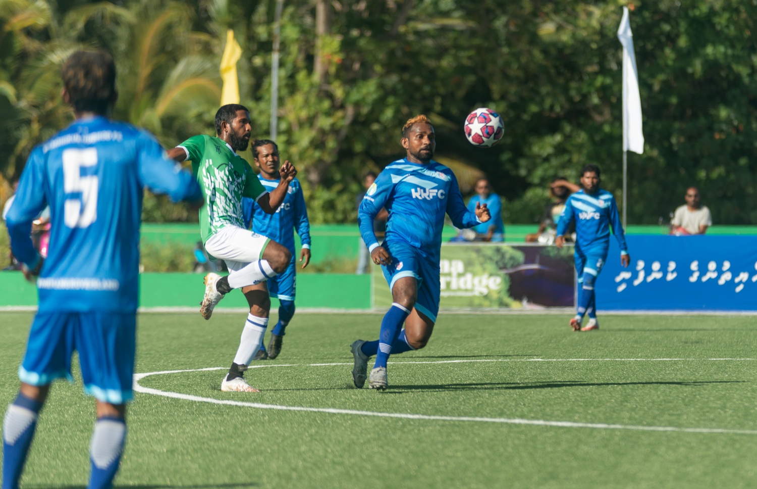 ކެނދިކުޅުދޫ އާއި މާޅެންދޫ ބައްދަލުކުރި މެޗުގެ ތެރެއިން. -- ފޮޓޯ: ކެޕްޗާސް