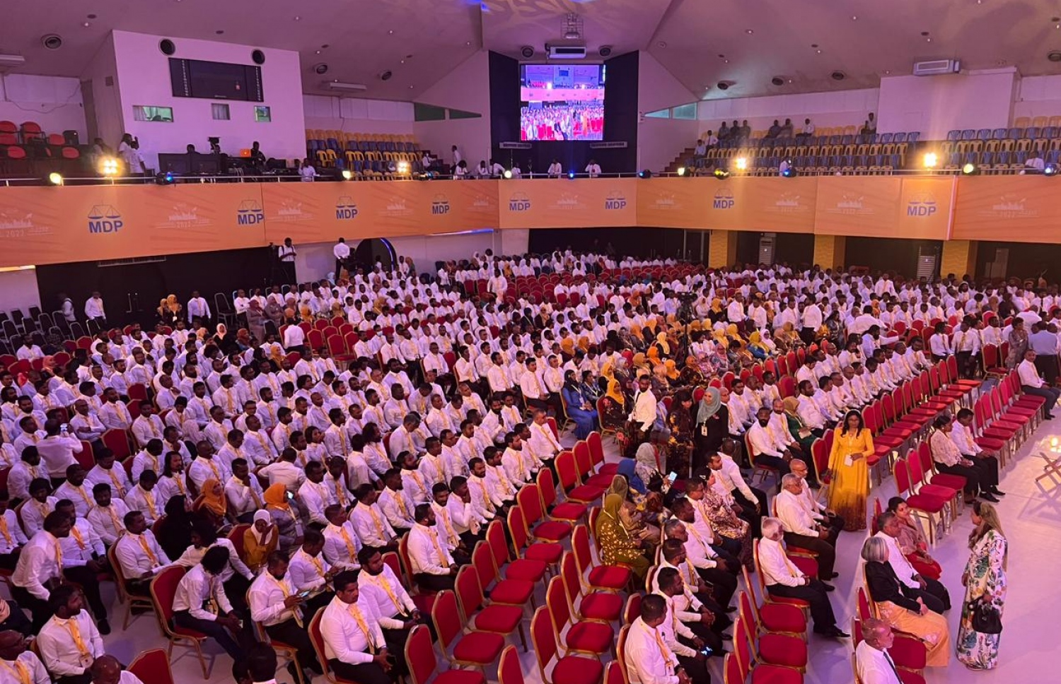 އެމްޑީޕީގެ ކޮންގްރެސް ފެށުމުގެ ރަސްމިއްޔާތުގެ ކުރިން މަންދޫބުން އިށީނދެގެން.---ފޮޓޯ: މިހާރު