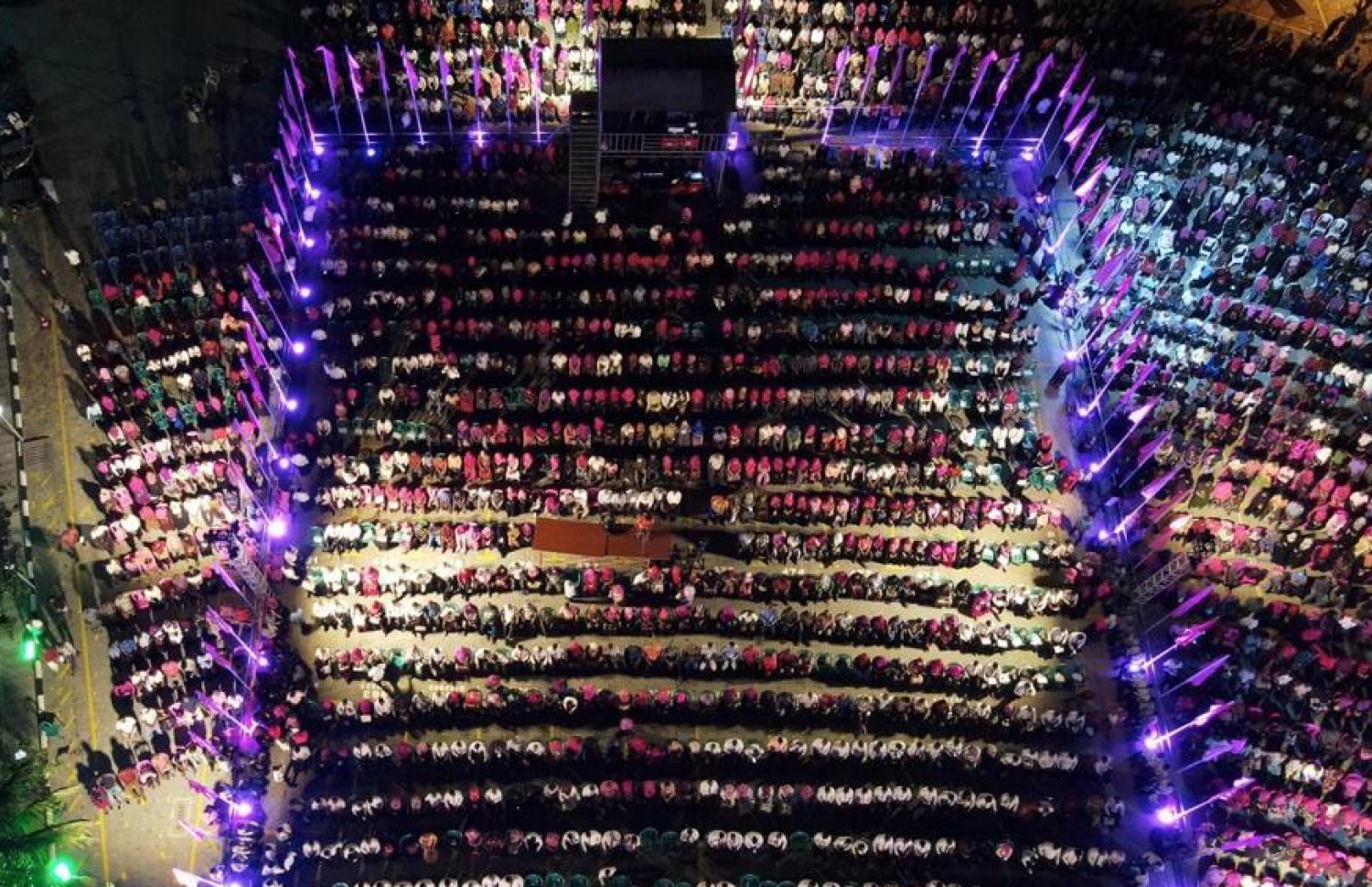 އަންނަ އަހަރުގެ ރިޔާސީ ޓިކެޓް ޔާމީނާ ރަސްމީކޮށް ހަވާލުކުރުމަށް ޕީޕީއެމް ކޯލިޝަނުން މިހާރު ކާނިވާ ސަރަހައްދުގައި ބާއްވަމުން ގެންދާ ޖަލްސާގެ ބައިވެރިން: ވަރަށް ގިނަ ބަޔަކު މި ޖަލްސާ އަށް ދިޔަ.---ފޮޓޯ: ޕީޕީއެމް