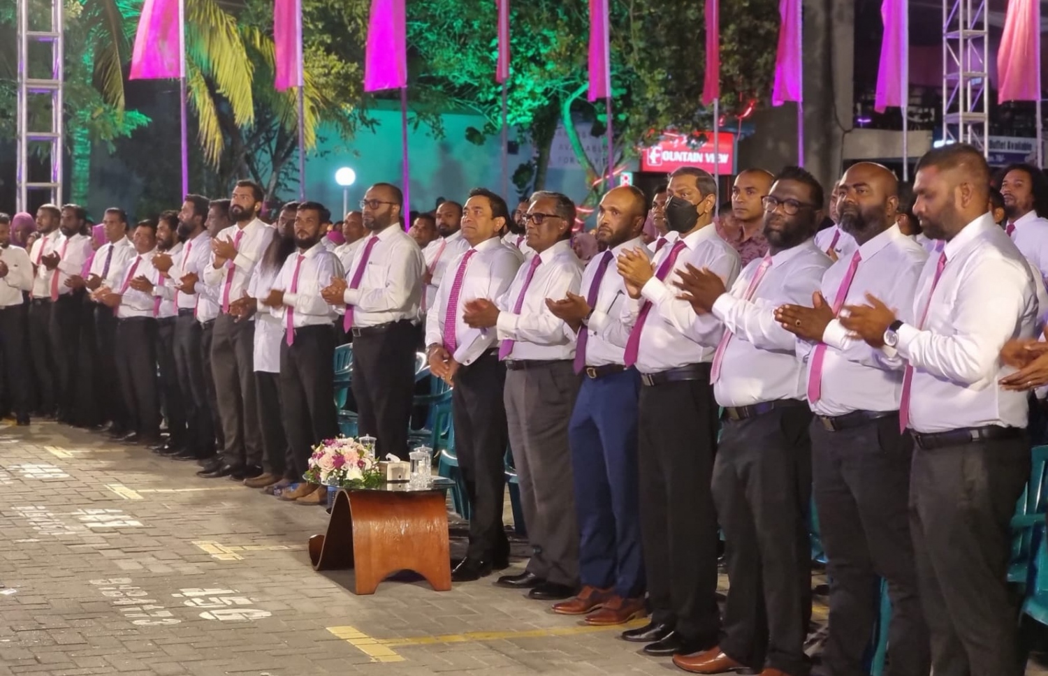 އަންނަ އަހަރުގެ ރިޔާސީ އިންތިޚާބުގައި ޕީޕީއެމާއި ޕީއެންސީ ކޯލިޝަންގެ ރިޔާސީ ޓިކެޓް ކުރީގެ ރައީސް އަބްދުﷲ ޔާމީނަށް ހަވާލުކުރަން އިދިކޮޅު ކޯލިޝަނުން ކާނިވާ ސަރަހައްދުގައި ބޭއްވި ޖަލްސާގައި އިދިކޮޅުގެ ކޯލިޝަންގެ އިސްވެރިންނާއި ބައިވެރިވަނީ... ފޮޓޯ: ޕީޕީއެމް