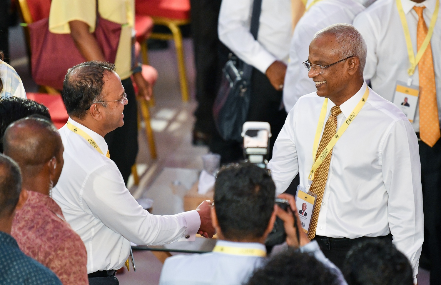 މެންބަރު ހުސެއިން ޝަހީމް، ކުރީގެ ރައީސްއާ ސަލާމް ކުރައްވަނީ: ފްލެޓް ލިސްޓަށް ޕޮއިންޓް ދީފައިވަނީ އިންސާފުވެރިކޮށް ނޫން ކަމަށް ވިދާޅުވި - ފޮޓޯ: ފަޔާޒު މޫސާ / މިހާރު