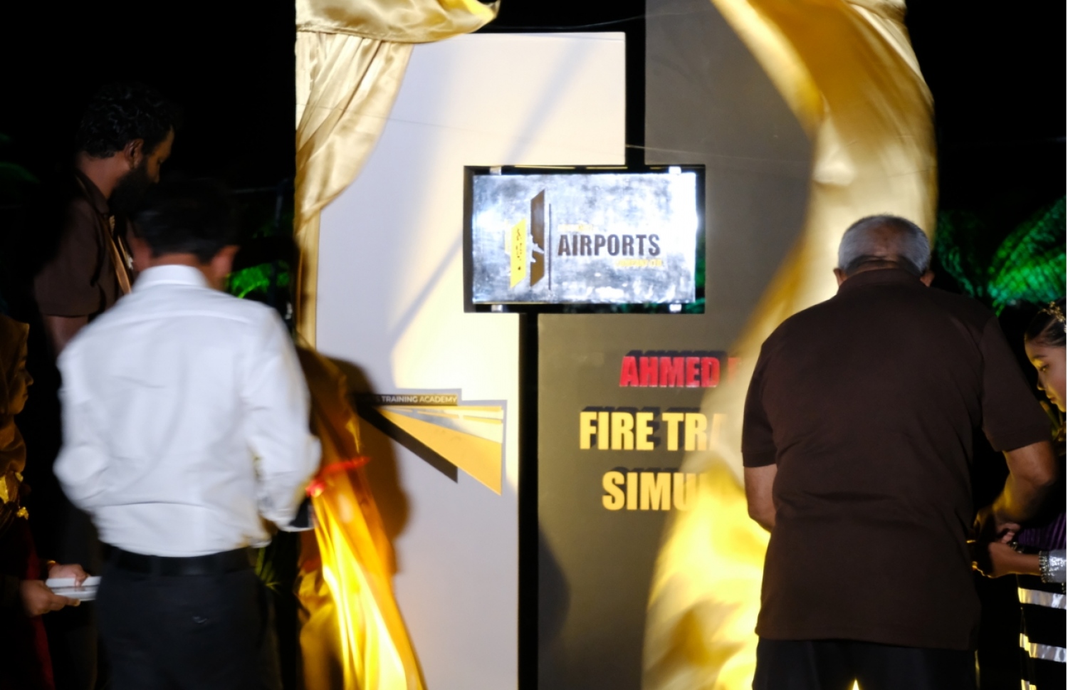 އާރްއޭސީއެލްގެ ޗެއާމަން އަދި ހޯރަފުށީ ދާއިރާގެ މެމްބަރު ސަލީމް ފަޔަ ސިމިއުލޭޓަރު ރަސްމީކޮށް ހުޅުއްވައިދެއްވަނީ ---ފޮޓޯ: އާރްސީއެލް