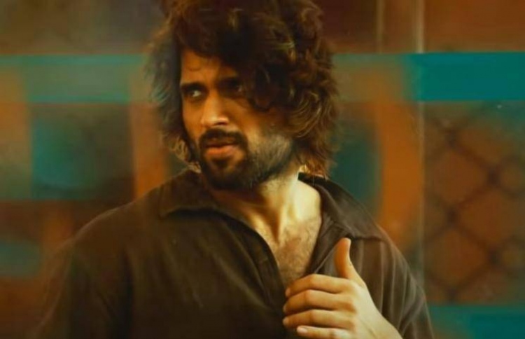 ލައިގާގެ ލީޑު ރޯލު ކުޅެފައިވާ ވިޖޭ ދެވެރަކޮންޑާ.