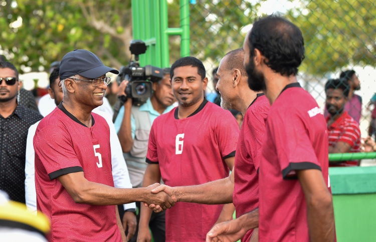 މަހްލޫފް ރައީސްގެ އަރިހުގައި، ޝަރީއަތް މާދަމާ