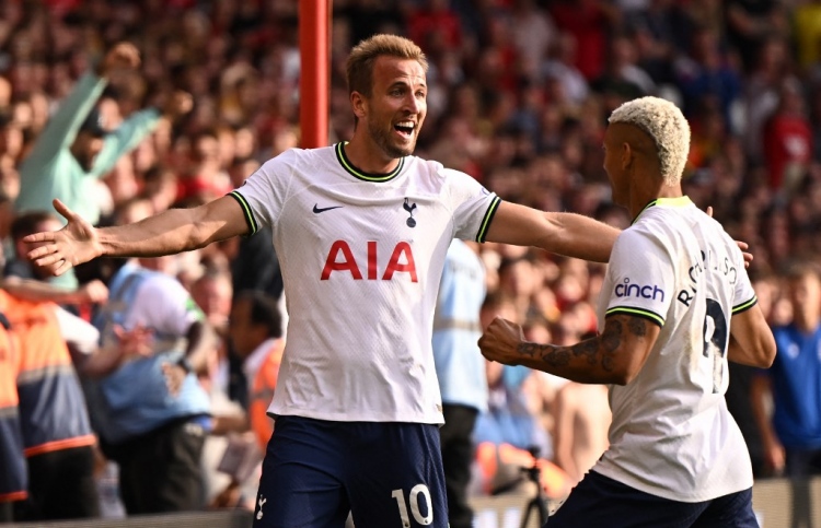 ކޭންގެ ދެ ލަނޑާ އެކު ޓޮޓެންހަމް ކުރިއަށް