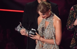 US singer-songwriter Taylor Swift accepts the Video of the year award onstage during the MTV Video Music Awards at the Prudential Center in Newark, New Jersey on August 28, 2022. -- Photo: Angela Weiss / AFP