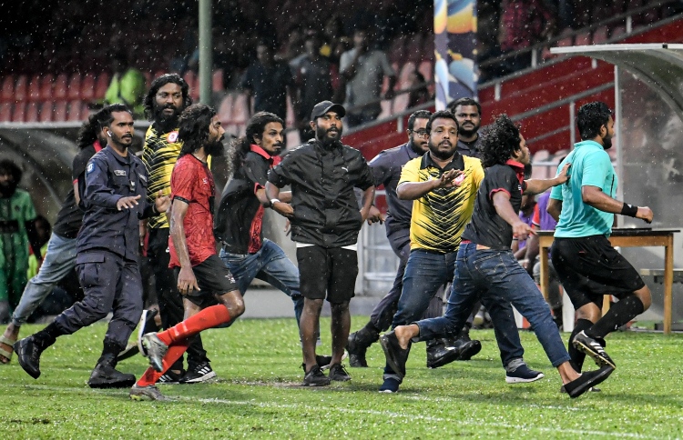 ޓީނޭޖުން ރެފްރީއާ ދިމާކުރުމުން މެޗު ހުއްޓާލައިފި