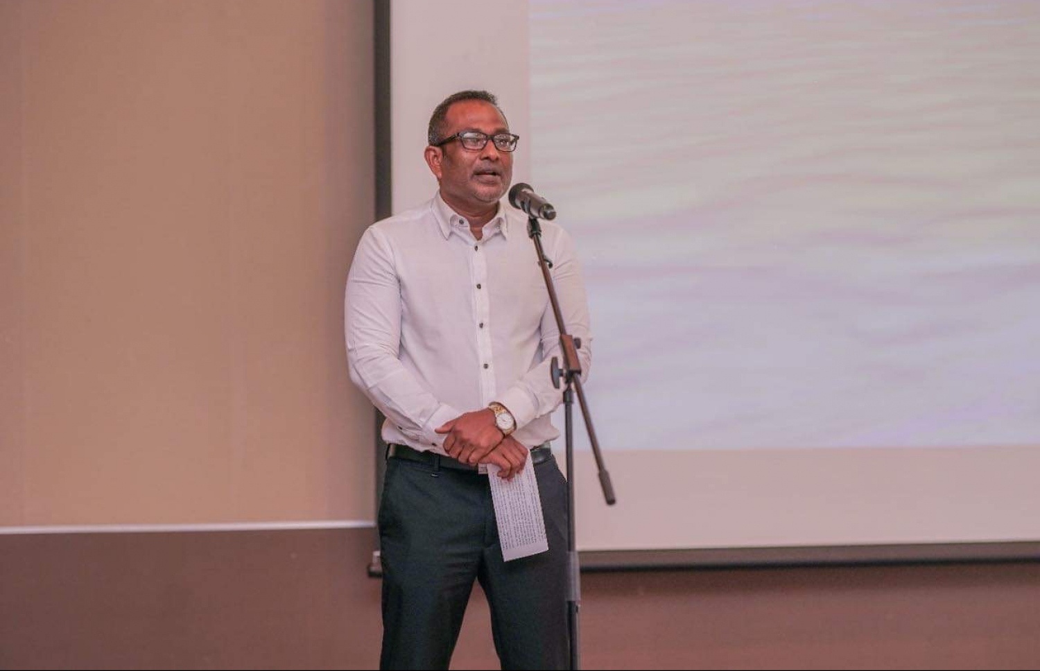 ޕޯސްޓަރު ނެރުމުގެ ހަފްލާގައި ސްޓޭޓް މިނިސްޓަރު އިބްރާހިމް ރަޝީދު ވާހަކަ ދައްކަވަނީ: -- ފޮޓޯ: ފްރީ ޑައިވް މޯލްޑިވްސް