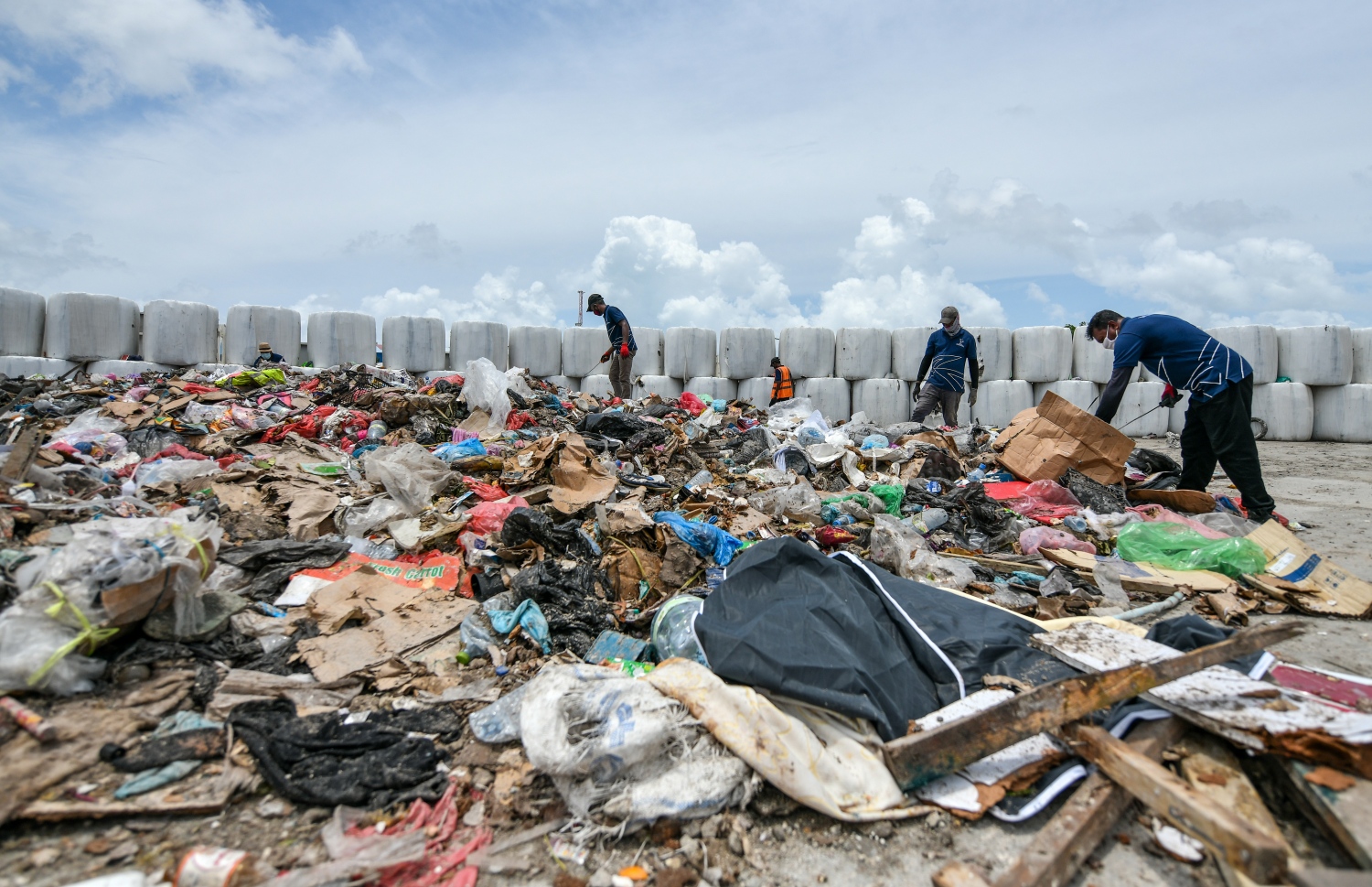 ކ. ތިލަފުށީގައި ހުންނަ ވެމްކޯގެ ސައިޓްގައި ކުނި ވަކިކުރުމުގެ މަސައްކަތް ކުރަނީ -- ފޮޓޯ: ފަޔާޒް މޫސާ | މިހާރު