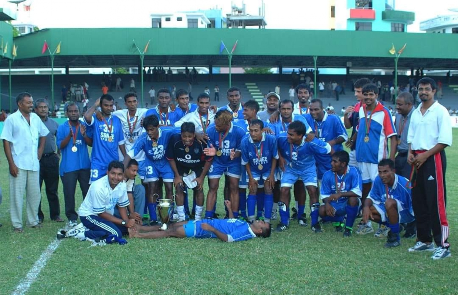 2001 ވަނަ އަހަރުގެ އެފްއޭ ކަޕް ކާމިޔާބުކުރުމަށް ފަހު މޫސަ (ކ-3) ކުޅުންތެރިންނާއި އޮފިޝަލުންނާ އެކު.