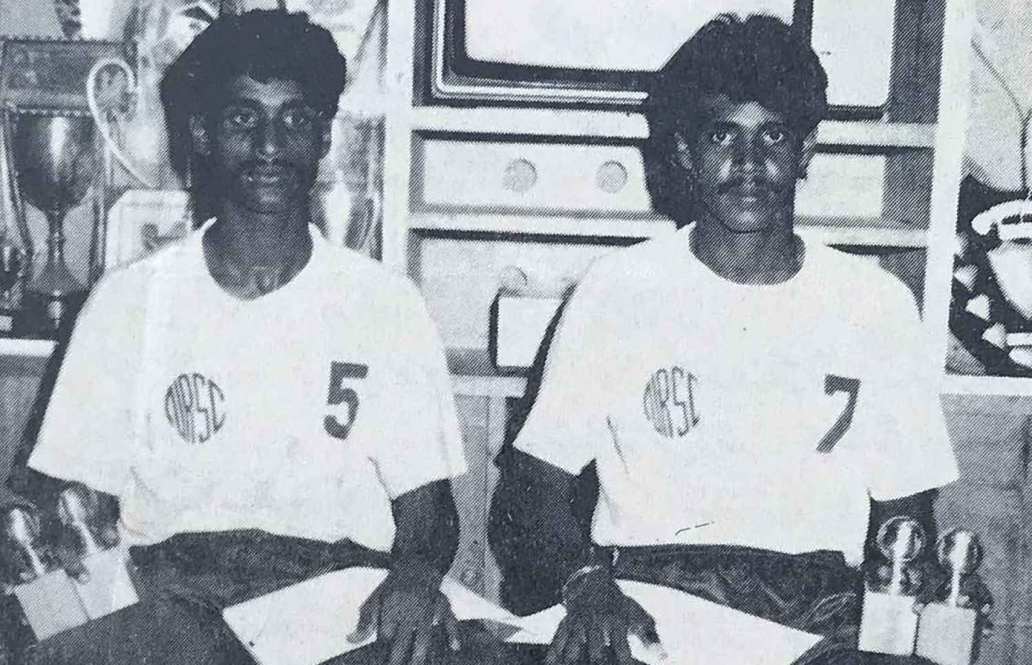 މޫސަ (ކ) އޭނާގެ ކޮއްކޮ މުހައްމަދު ނަދީމްއާ އެކު: ދެ ކުޅުންތެރިން އެކުގައި ނިއު އަށް ފުޓްބޯޅަ އާއި ވޮލީބޯޅަ ކުޅުނު.