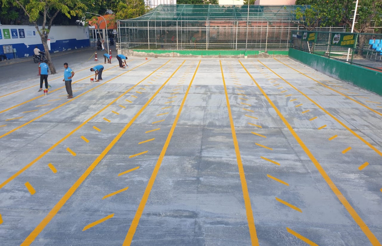 އަމީނީ މަގުގައި އަލަށް ހަދާ ޕާކިން ޒޯނުގެ މަސައްކަތް ނިންމަން މާލެ ސިޓީ ކައުންސިލްގެ މުވައްޒަފުން ހަރަކާތްތެރިވަނީ.---ފޮޓޯ: މާލެ ސިޓީ ކައުންސިލް