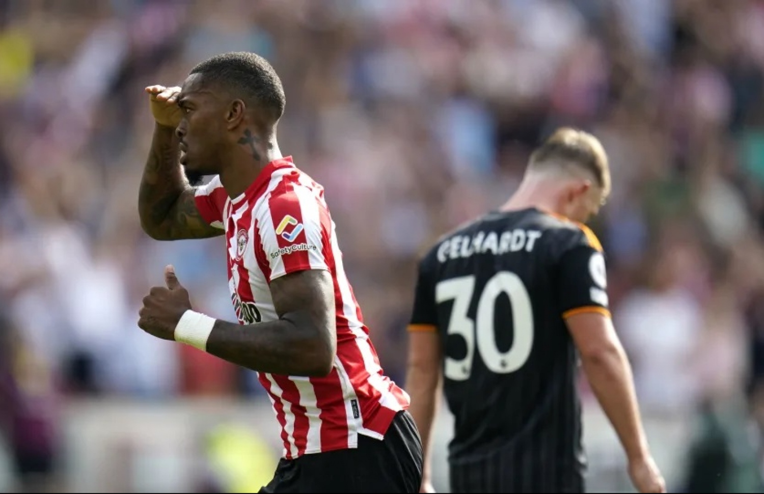 އައިވާން ޓޮނޭ، ބްރެންޓްފޯޑަށް ލަނޑެއ ޖެހުމަށް ފަހު. އޭނާ ވަނީ މެޗުގައި ތިން ލަނޑު ޖަހައި ހެޓްރިކް ހަދައިފައި.--