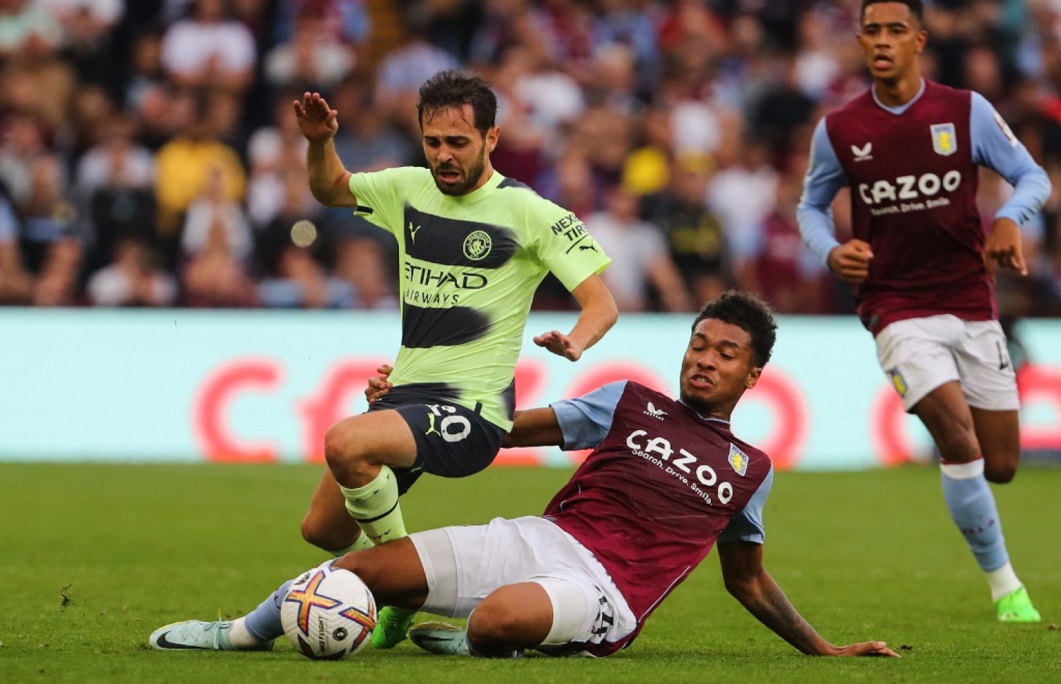 އެސްޓަން ވިލާއާ މި ސީޒަނުގައި އަލަށް ގުޅުނު މިޑްފީލްޑަރު ބައުބަކާ ކަމާރާ، ބެނާޑޯ ސިލްވާ އަތުން ބޯޅަ ހޯދަން ޓެކުލް ކުރަނީ.-- ފޮޓޯ: އޭއެފްޕީ