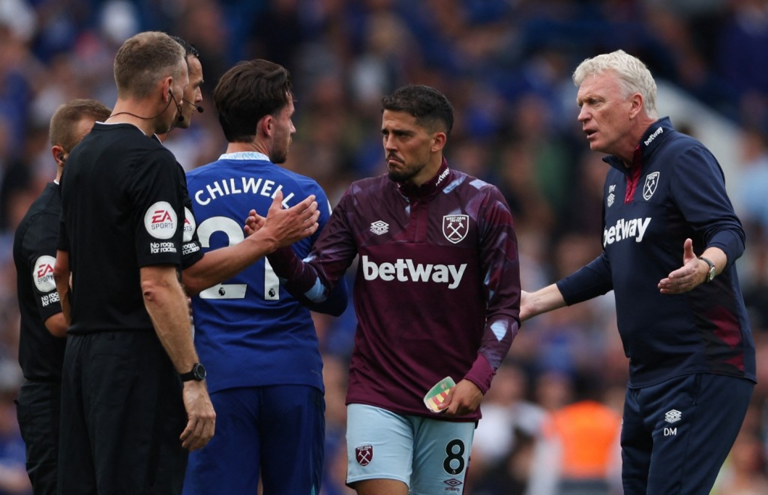 ވެސްޓް ހޭމްގެ ކޯޗު މޮޔެސް، މެޗަށް ފަހު ރެފްރީގެ ނިންމުމާ ހިތްހަމަ ނުޖެހުން ފާޅުކުރަނީ.-- ފޮޓޯ: އޭއެފްޕީ