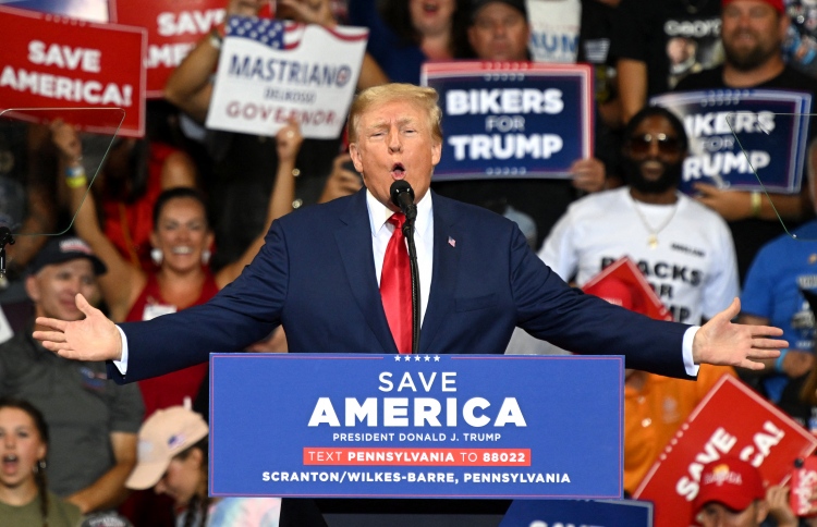 ޓްރަމްޕު ހެކިބަސް ދެއްވުމަށް އަމުރެއް ނެރެފި