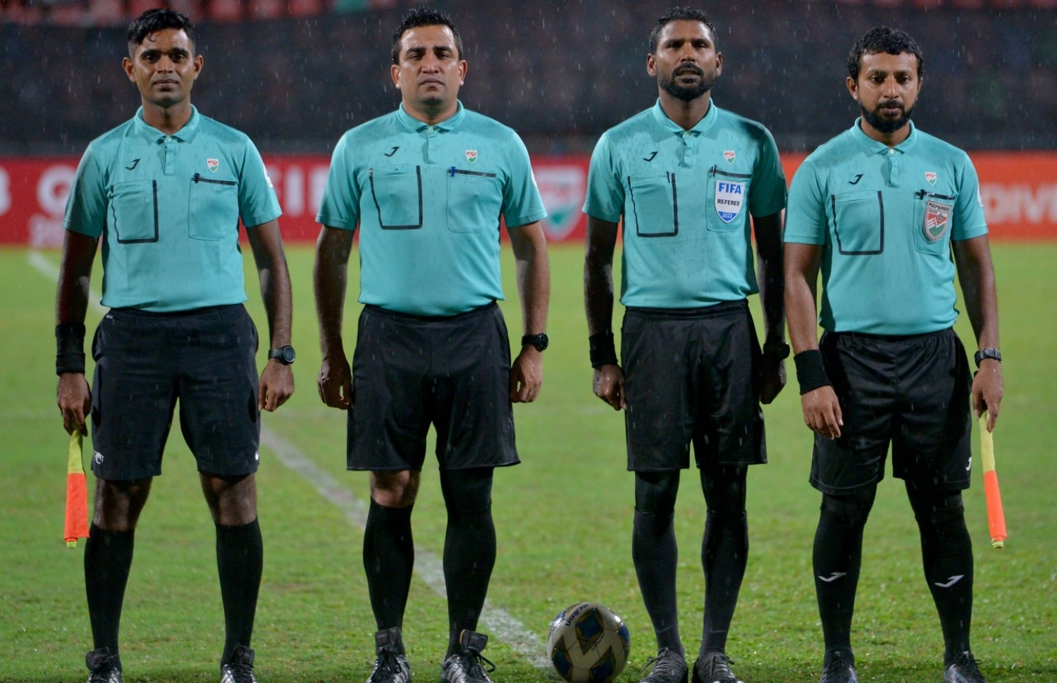 ދިވެހި ލީގު މެޗަކަށް ނުކުމެ ތިބި ރެފްރީން: ރެފްރީންނަށް އޮތީ ބިރުވެރި ހާލަތެއް --- ފައިލް ފޮޓޯ: އެފްއޭއެމް