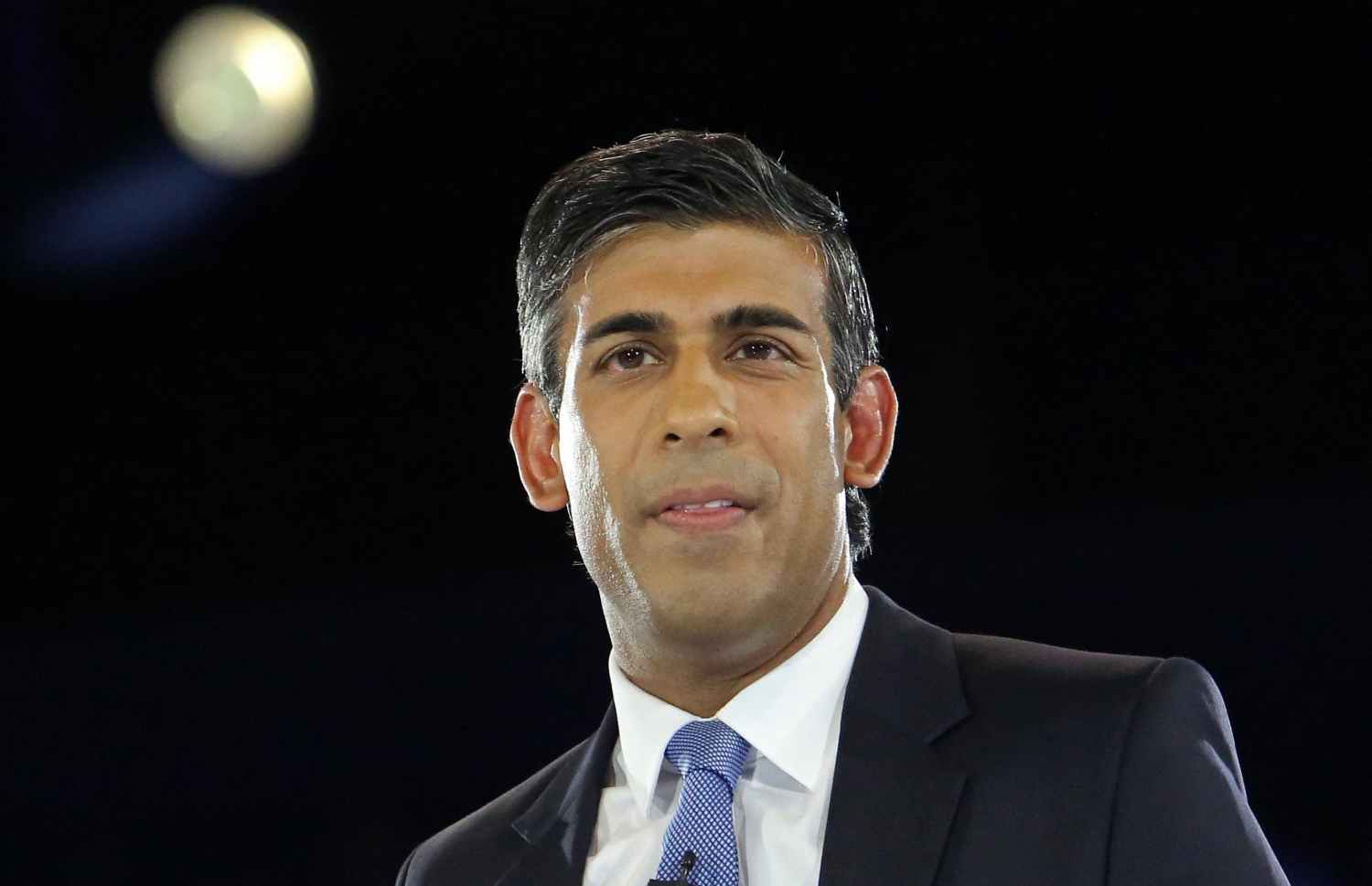 އިނގިރޭސި ކޮންޒަވޭޓިވް ޕާޓީގެ ލީޑަރުގެ މަގާމު ހޯއްދަވައިގެން ބޮޑުވަޒީރުގެ މަގާމަށް ވަޑައިގަންނަވާނެ ކަމަށް ބެލެވޭ ރިޝީ ސުނަކް. --އޭއެފްޕީ