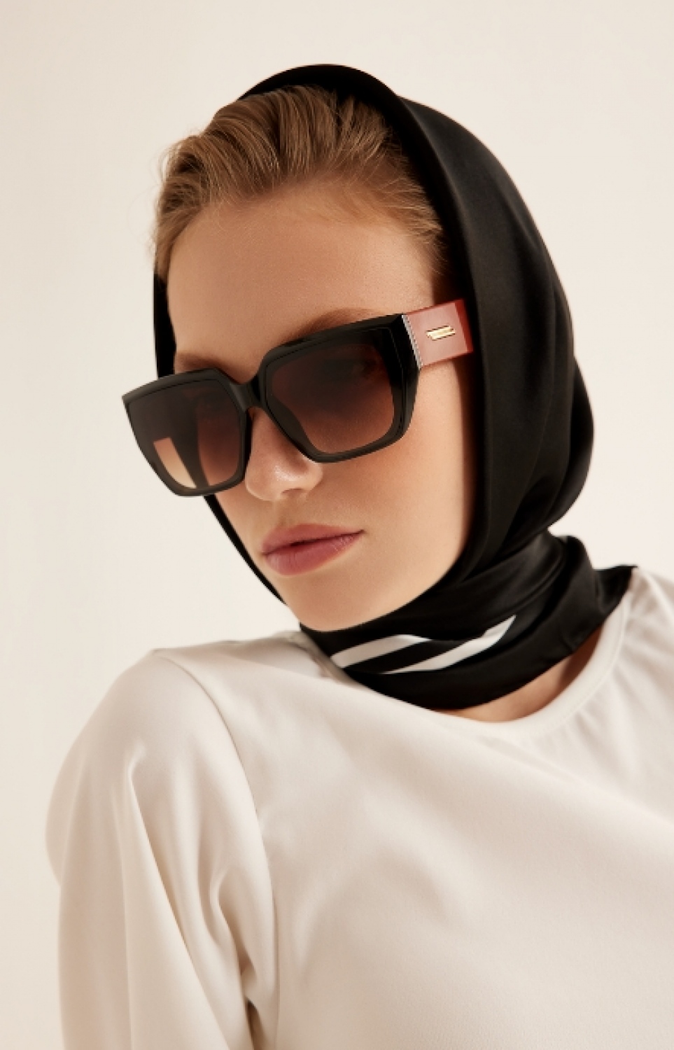 ސިޓީ އޮޕްޓިކަލް އިން ރާއްޖެއަށް ތައާރަފް ކުރި ތުރުކީވިލާރުގެ ޑެސްޕާާޑަ ބްރޭންޑުގެ އައިނެއް. އިޓަލީގައި ޑިޒައިންކޮށްފައިވާ މި ބްރޭންުޑުގެ އައިނާ ފްރޭމްގެ އަގު އުޅެނީ 650- 1200 އާ ދެމެދު