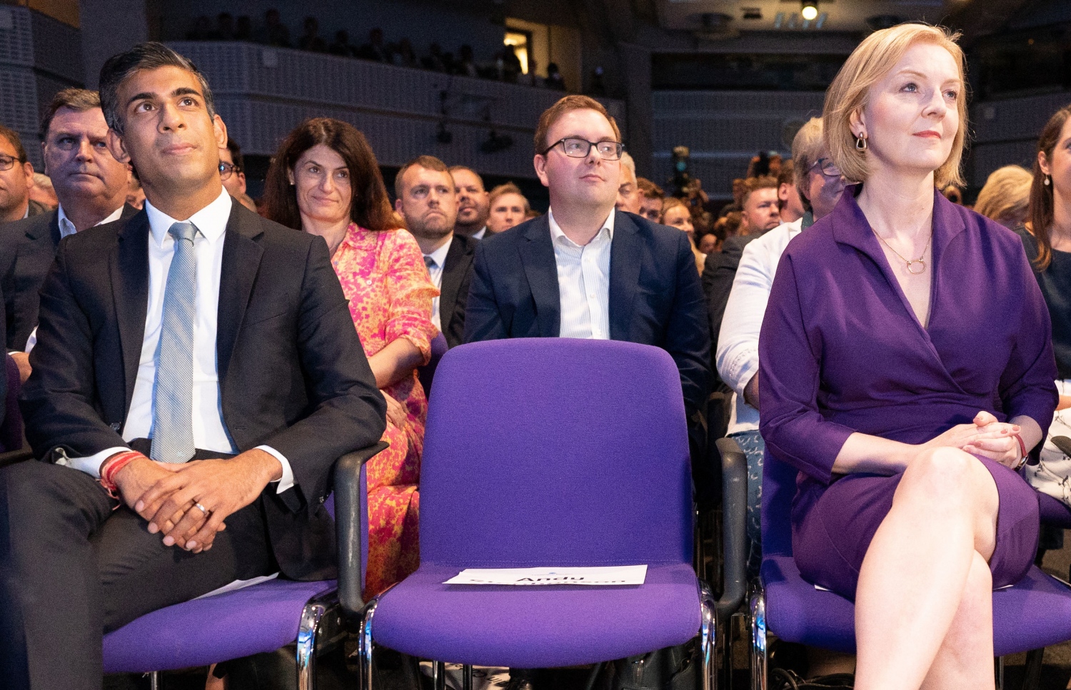 ސެޕްޓެމްބަރ 5، 2022: އިނގިރޭސި ވިލާތުގެ ކޮންޒަވޭޓިވް ޕާޓީގެ ލީޑަރުގެ މަގާމަށް އިންތިޚާބުވި، އަދި އެ ގައުމުގެ ބޮޑުވަޒީރުގެ މަގާމަށް އައްޔަންކުރަން ހަމަޖެހިފައިވާ ލީޒް ޓްރަސް (ކ) އާއި އޭނާއާ ވާދަކުރެއްވި އެ ގައުމުގެ ކުރީގެ މާލީ ވަޒީރު ރިޝީ ސުނަކް (ވ)، އެ ޕާޓީގެ މައި މަރުކަޒުގައި އިއްޔެ ބޭއްވި ބައްދަލުވުމުގައި. --އޭއެފްޕީ