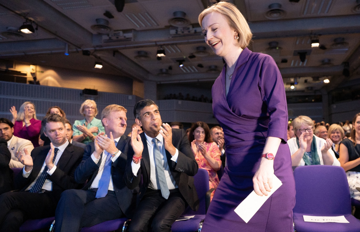 ސެޕްޓެމްބަރ 5، 2022: އިނގިރޭސި ވިލާތުގެ ކޮންޒަވޭޓިވް ޕާޓީގެ ލީޑަރުގެ މަގާމަށް އިންތިޚާބުވި، އަދި އެ ގައުމުގެ ބޮޑުވަޒީރުގެ މަގާމަށް އައްޔަންކުރަން ހަމަޖެހިފައިވާ ލީޒް ޓްރަސް، އެ ޕާޓީގެ މައި މަރުކަޒުގައި އިއްޔެ ބޭއްވި އެއްވުމުގައި. --އޭއެފްޕީ