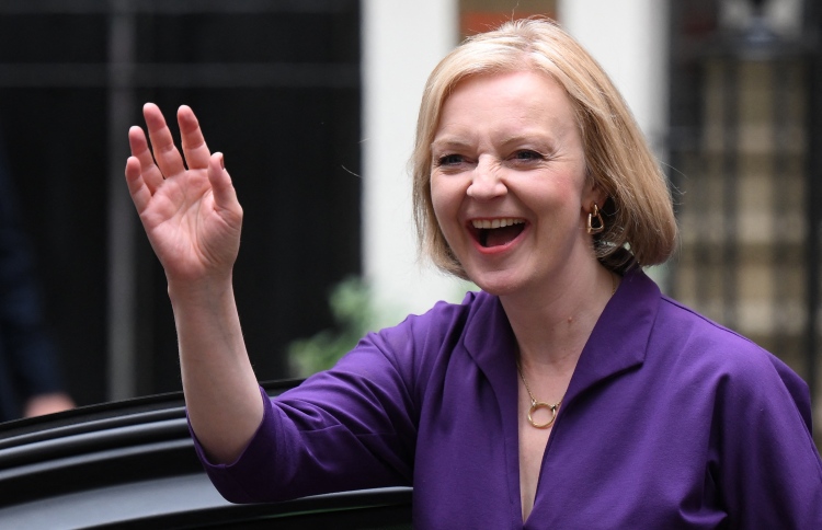 އިނގިރޭސި ބޮޑުވަޒީރުގެ މަގާމަށް ލީޒް ޓްރަސް