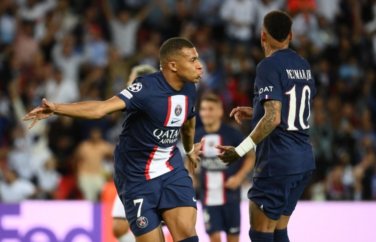 އެމްބާޕޭގެ ދެ ލަނޑުން ޕީއެސްޖީން ޔުވެންޓަސް ބަލިކޮށްފި