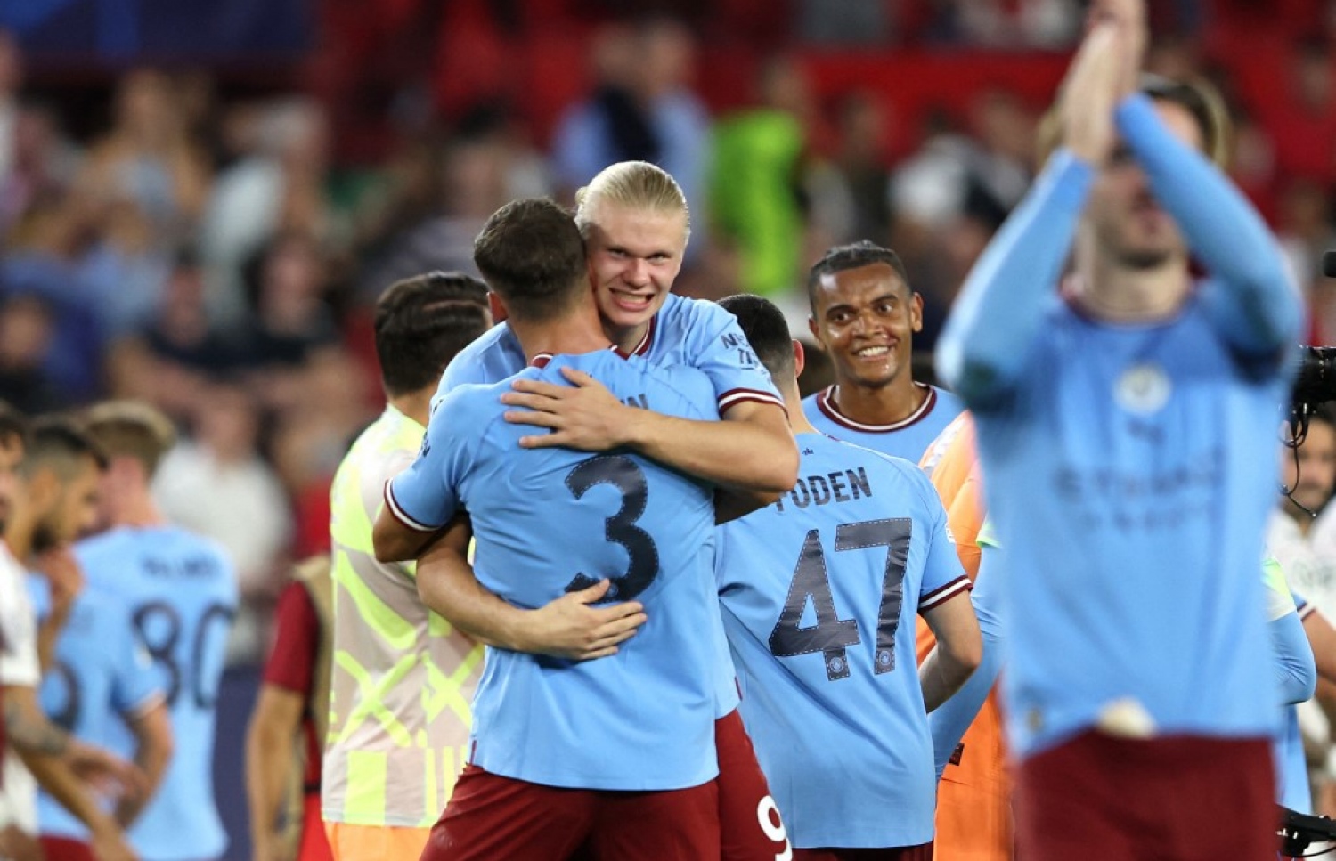 މެޗު ކާޟިޔާބު ކުރުމަށް ފަހު، ހާލަންޑާއި ސިޓީގެ ކުޅުންތެރިން އުފާފާޅުކުރަނީ.-- ފޮޓޯ: އޭއެފްޕީ