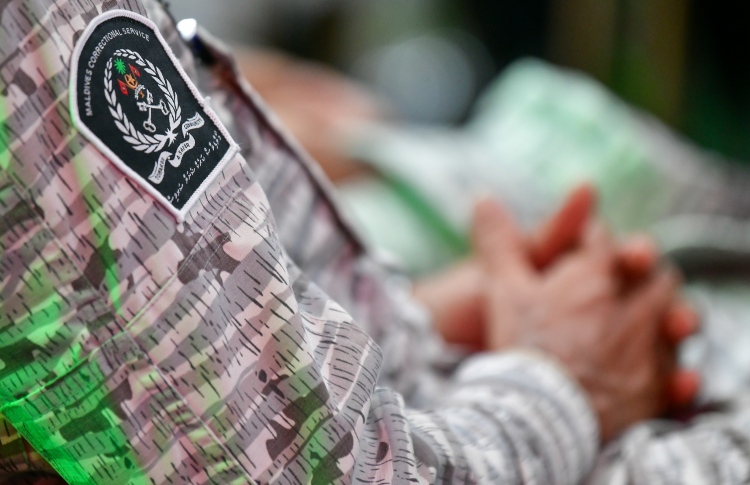 ޖަލަށް ޑްރަގްސް ވައްދަން އުޅުނު އޮފިސަރަކު ހައްޔަރު