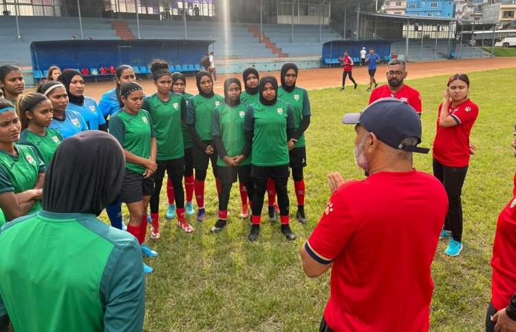 އިންޓަނޭޝަނަލް ސްޓޭޖުގައި ފުޓްބޯޅަ އަށް ބުރަ މަހެއް