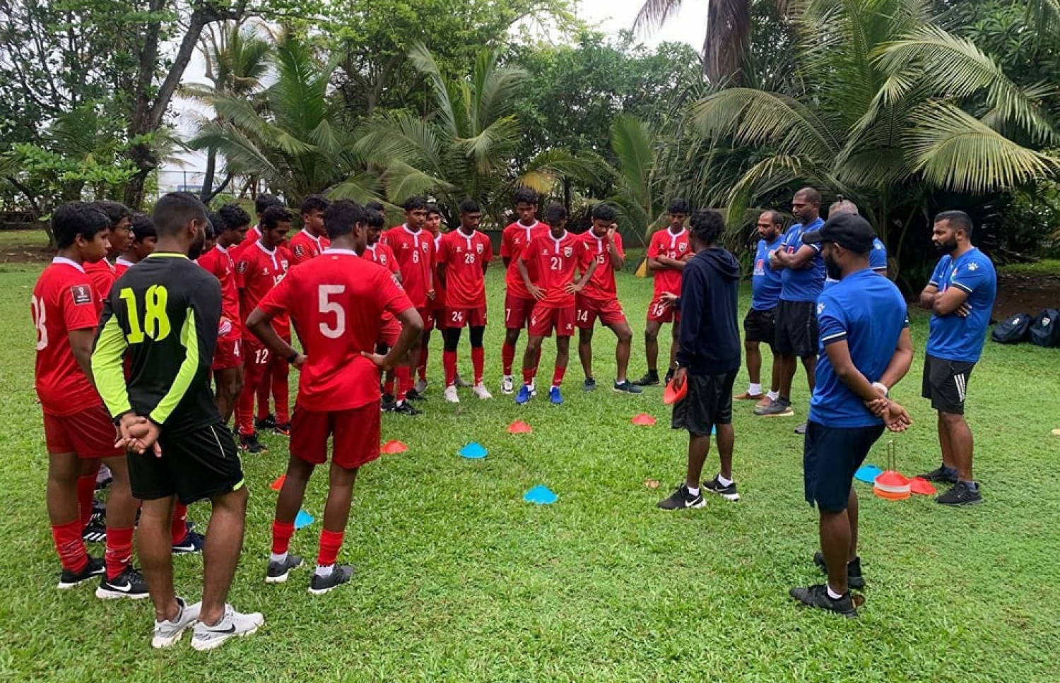 ސާފް ޗެމްޕިއަންޝިޕްގެ 17 އަހަރުން ދަށުގެ މުބާރާތުގައި ރާއްޖޭގެ ޓީމުން، ލަންކާގައި ކުރިއަށް ގެންދިޔަ ފަރިތަކުންތަކުގެ ތެރެއިން: އެ މުބާރާތުގައި މިއަދު ރާއްޖެއިން ނުކުންނާނީ ބަންގްލަދޭޝް އާ ދެކޮލަށް --- ފޮޓޯ: އެފްއޭއެމް