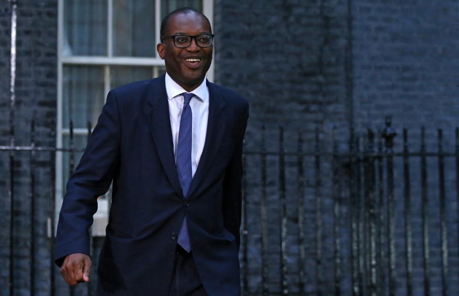 އިނގިރޭސި ވިލާތުގެ އާ ބޮޑުވަޒީރު ލީޒް ޓްރަސް އެކުލްވައިލެއްވި އޭނާގެ ފުރަތަމަ ކެބިނެޓްގައި މާލީ ވަޒީރުގެ މަގާމަށް އައްޔަންކުރެއްވި ކްވާސީ ކްވާޓެންގް، ބޮޑުވަޒީރުގެ ރަސްމީ ގެކޮޅު، 10 ޑައުނިންގް ސްޓްރީޓްގައި އޮތް ބައްދަލުވުމަށް ފަހު ނުކުމެވަޑައިގަންނަވަނީ. --އޭއެފްޕީ