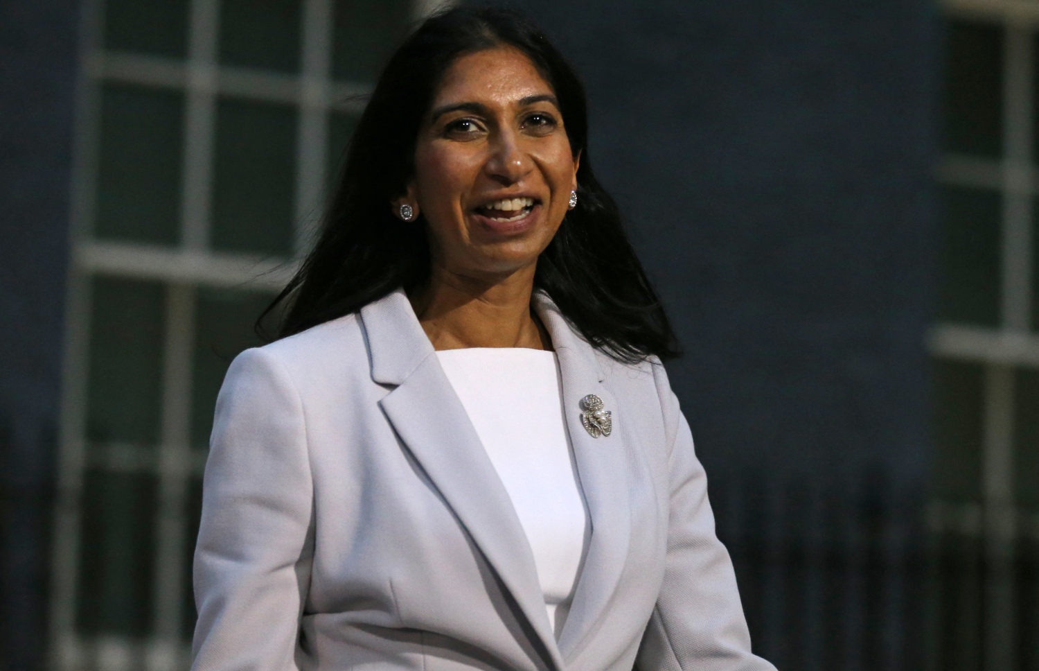 އިނގިރޭސި ވިލާތުގެ އާ ބޮޑުވަޒީރު ލީޒް ޓްރަސް އެކުލްވައިލެއްވި އޭނާގެ ފުރަތަމަ ކެބިނެޓްގައި ދާޚިލީ ވަޒީރުގެ މަގާމަށް އައްޔަންކުރެއްވި ސުއެލާ ބްރޭވާމޭން، ބޮޑުވަޒީރުގެ ރަސްމީ ގެކޮޅު، 10 ޑައުނިންގް ސްޓްރީޓްގައި އޮތް ބައްދަލުވުމަށް ފަހު ނުކުމެވަޑައިގަންނަވަނީ. --އޭއެފްޕީ