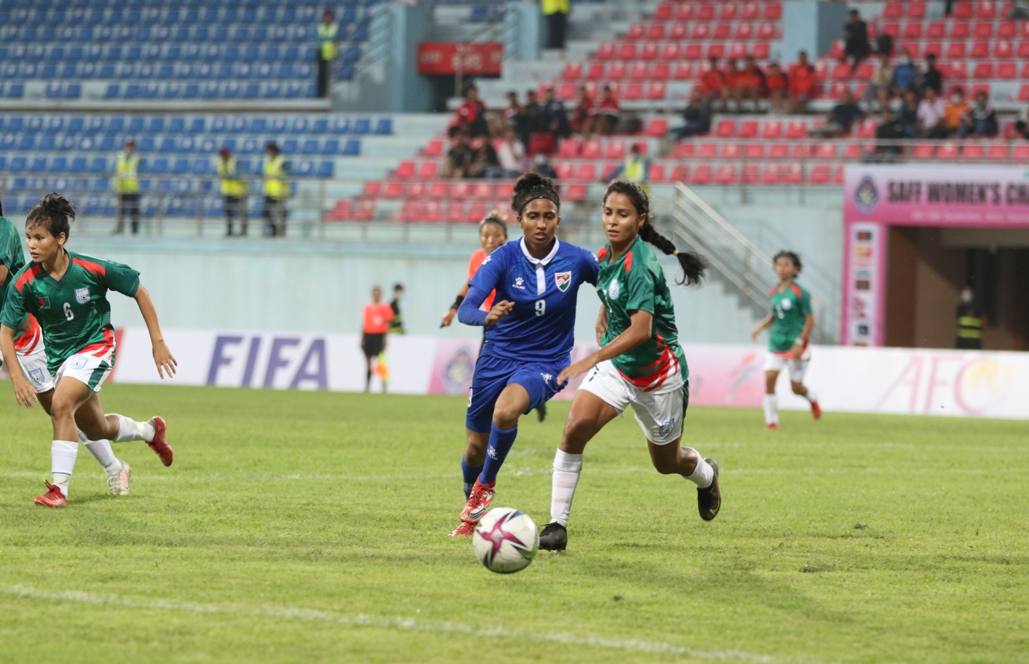 ގައުމީ އަންހެން ފުޓްބޯޅަ ޓީމުން ބަންގަލަދޭޝް އާ ދެކޮޅަށް މިއަދު ކުޅުނު މެޗުގެ ތެރެއިން އެ މެޗުގައި ބަންގްލަދޭޝްގެ ކެޕްޓަން ސަބީނާ ވަނީ ދެ ލަނޑު ޖަހާފަ --- ފޮޓޯ: ސާފް