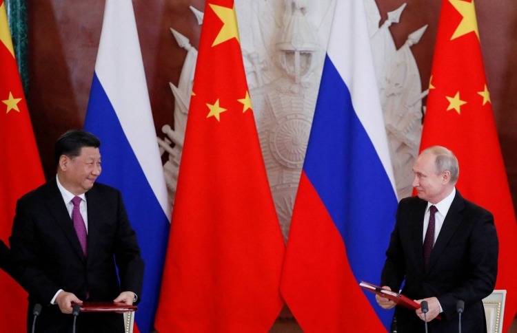 ޕުޓިން އާއި ޝީ ބައްދަލުކުރައްވަނީ