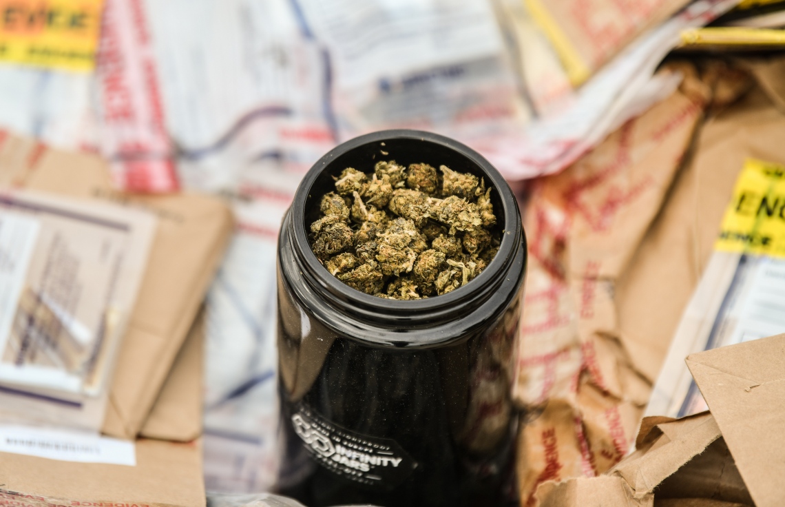 India meehaage luggage gai 3 kilo drug huri, controlled delivery kaamiyaabeh nuvi