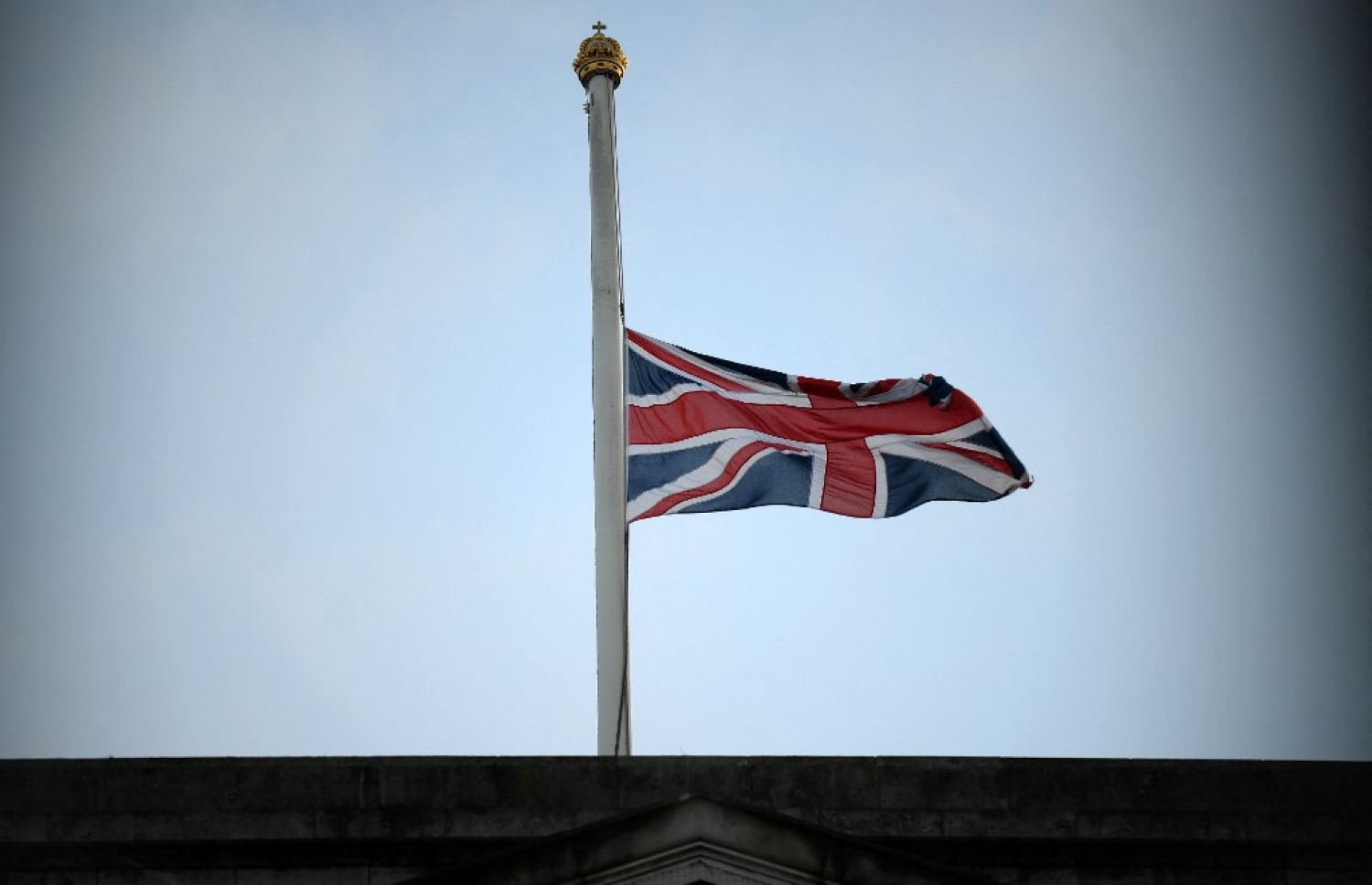 ރާނީ އެލިޒަބަތު އަވަހާރަވުމުގެ ހިތާމާގައި، ޝާހީ ގަނޑުވަރު ބަކިންހަމް ޕެލަސްގައި ދިދަ ބައި ދަނޑިއަށް ތިރިކޮށްފައި. -- ފޮޓޯ އޭއެފްޕީ