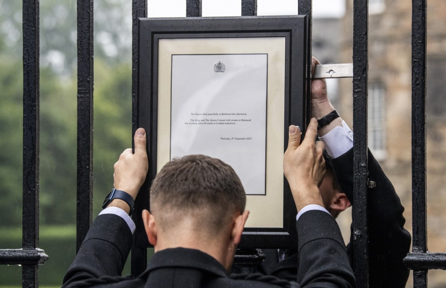 ރާނީ އެލިޒަބަތު އަވަހާރަވެއްޖެ ކަމުގެ ނޯޓިސް ޕެލަސް އޮފް ހޮލީރޫޑްހައުސްގެ ގޭޓުގައި ހަރުކުރަނީ. -- ފޮޓޯ: އޭއެފްޕީ