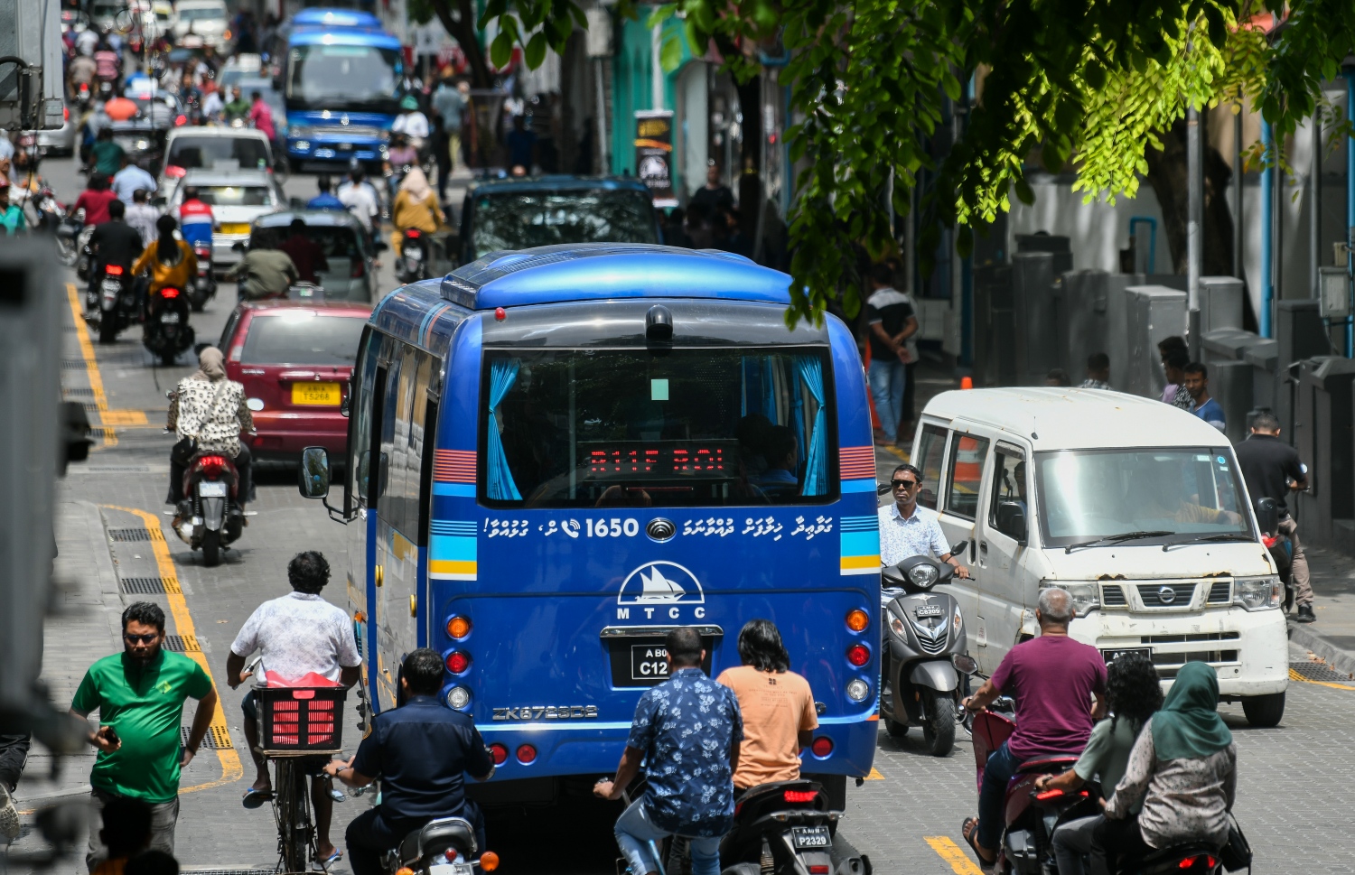 އާރުޓީއެލް ބަހެއް މަޖީދީ މަގުން ދަތުރުކުރަނީ: އަމީނީމަގުގެ މަސައްކަތް ފެށުމުން ބަސް ރޫޓަށް ވަނީ ބަދަލުތަކެއް ގެނެސްފައި.-- ފޮޓޯ: ފަޔާޒް މޫސާ | މިހާރު