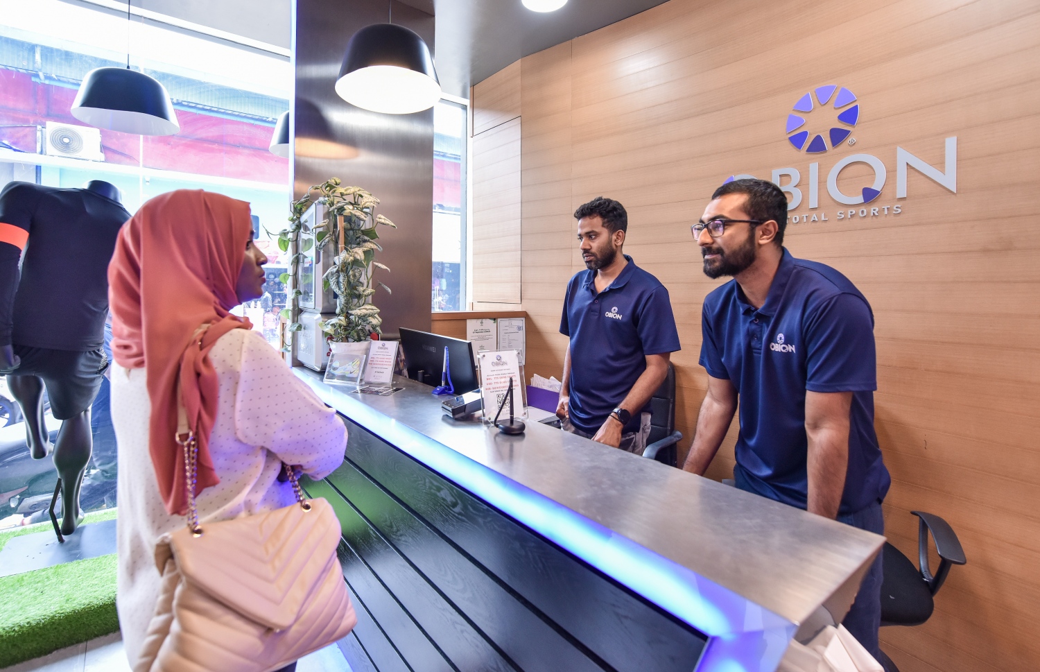 އޮބިއޮން ފިހާރައިގެ ފަރާތުން "މިހާރު" ގެ ނޫސްވެރިންނާ ވާހަކަ ދައްކަނީ.---ފޮޓޯ: ފަޔާޒު މޫސާ| މިހާރު