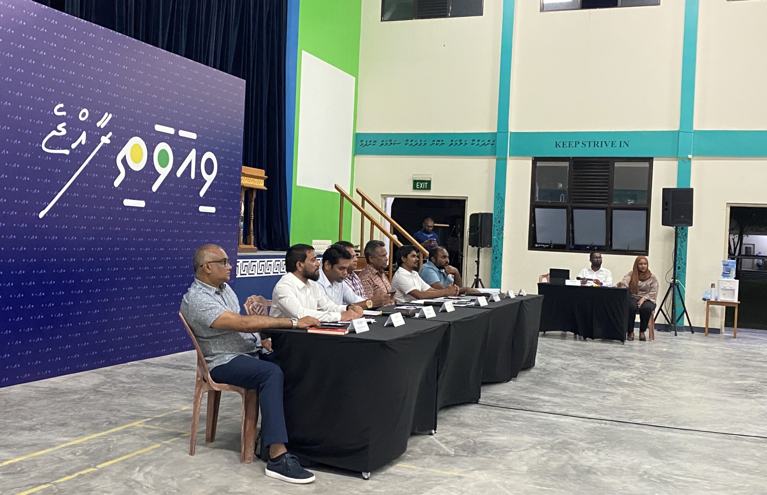 ވިއަވަތި ކޮންފަރެންސްގައި ބައިވެރިވެވަޑައިގަންނަވާ ކުންފުނިތަކުގެ އިސްވެރިން، ދެކުނުގެ ރަށްތަކުގެ ކައުންސިލަރުންނާ ރޭ ބައްދަލުކުރައްވަނީ.-- ފޮޓޯ: މިހާރު