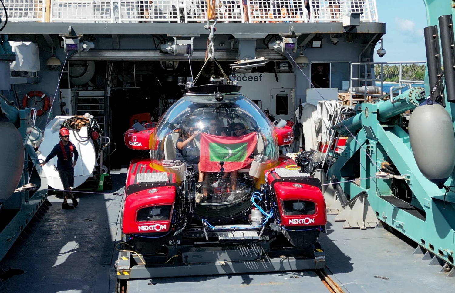 ކަނޑުގެ ފުނަށް ދިއުމަށް ބޭނުންކުރާ ހާއްސަ އުޅަނދު ސަބްމާސިބަލްއެއް ކަމަށް "އޮމެގާ ސީމާސްޓާ 2" ކަނޑަށް ބާލަނީ: އެ އުޅަނދުގައި ކުރާ ފުރަތަމަ ޑައިވްގައި ކަނޑަށް ފައިބާ ޓީމު ދިވެހި ދިދަ ހިފައިގެން -- ފޮޓޯ: ނެކްޓަން