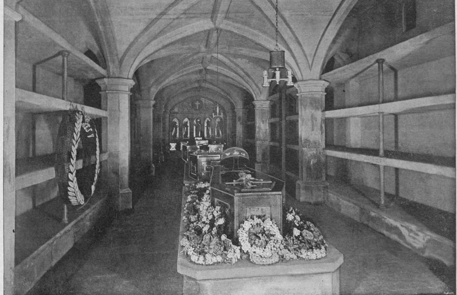 ވިންޑްސާ ކިއްލާގެ ގޯތިތެރޭގައި ހުންނަ، ރަސްގެފާނު ޖޯޖް ހައެއްގެ ހަނދާނީ ފައްޅީގެ ބިންގަރާހުގައި ހުންނަ ޝާހީ ގަބުރު ކޮށާރު