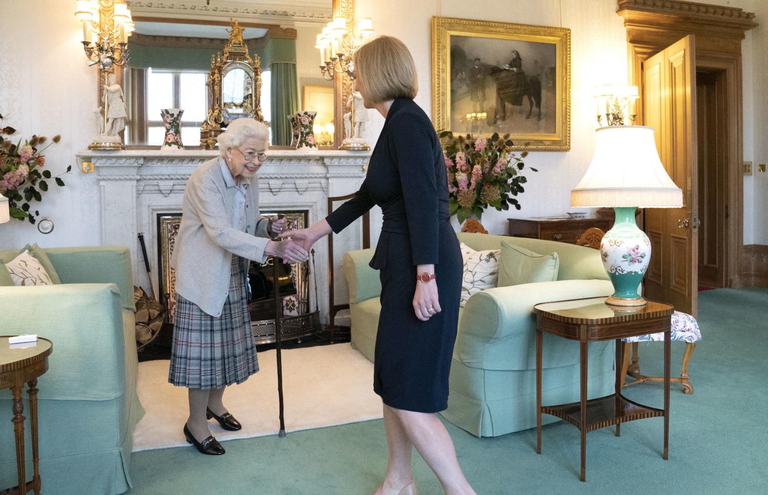 ސެޕްޓެމްބަރ 6، 2022؛ އިނގިރޭސި ވިލާތުގެ ރާނީ އެލިޒަބަތު ދޭއް، ސްކޮޓްލޭންޑްގެ ބަލްމޯރަލް ކިއްލާގައި، އިނގިރޭސި ބޮޑުވަޒީރު ކަމުގެ މަގާމަށް އަލަށް އައްޔަންކުރެއްވި ލީޒް ޓްރަސްއާ ބައްދަލުކުރައްވައި، އާ ސަރުކާރެއް އެކުލަވައިލެއްވުމުގެ ދައުވަތު ދެއްވަނީ. --އޭއެފްޕީ