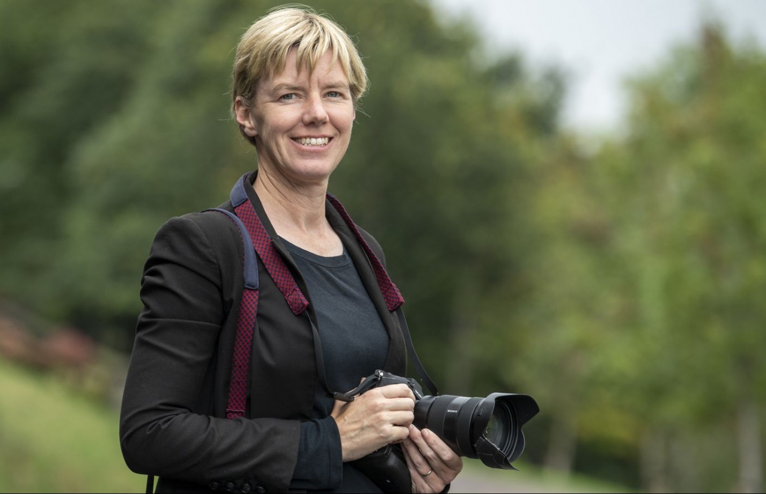 އިނގިރޭސި ރާނީ އެލިޒަބަތު އެންމެ ފަހުން ބައިވެރިވެވަޑައިގެންނެވި ރަސްމީ މުނާސަބާ ކަމަށްވާ، އެ ގައުމުގެ އާ ބޮޑުވަޒީރު ލީޒް ޓްރަސް މަގާމަށް އައްޔަންކުރެއްވުމުގެ ރަސްމިއްޔާތުގެ ފޮޓޯ ނެގި، ޕްރެސް އެސޯސިއޭޝަންގެ ފޮޓޮގްރާފަރު ޖޭން ބާރްލޯ.