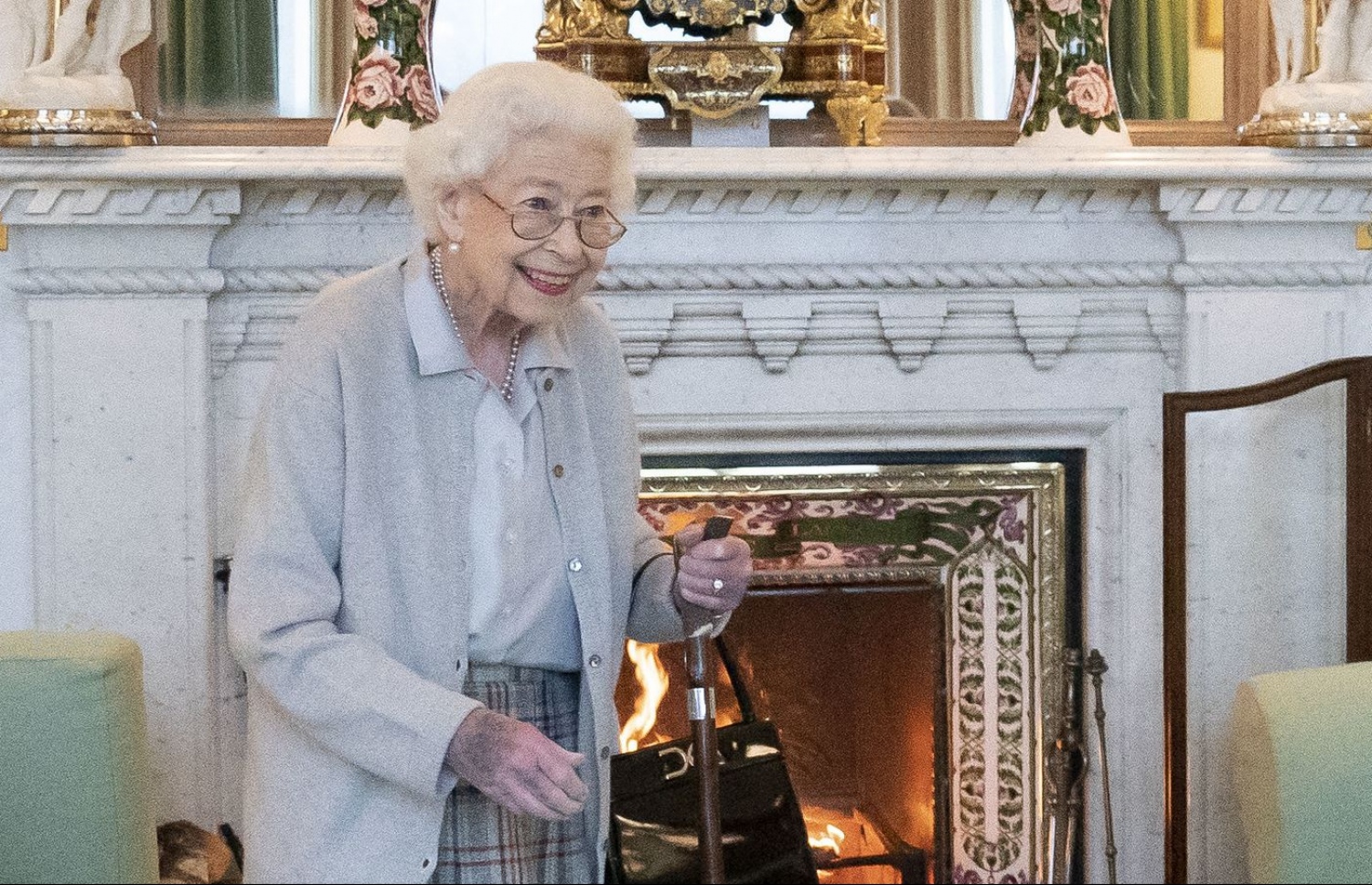 ސެޕްޓެމްބަރ 6، 2022؛ އިނގިރޭސި ރާނީ އެލިޒަބަތު، އެ ގައުމުގެ އާ ބޮޑުވަޒީރު ލީޒް ޓްރަސް މަގާމަށް އައްޔަންކުރެއްވުމުގެ ރަސްމިއްޔާތުގައި. މިއީ ރާނީގެ އެންމެ ފަހުން ނެގިފައިވާ އާންމު ފޮޓޯ