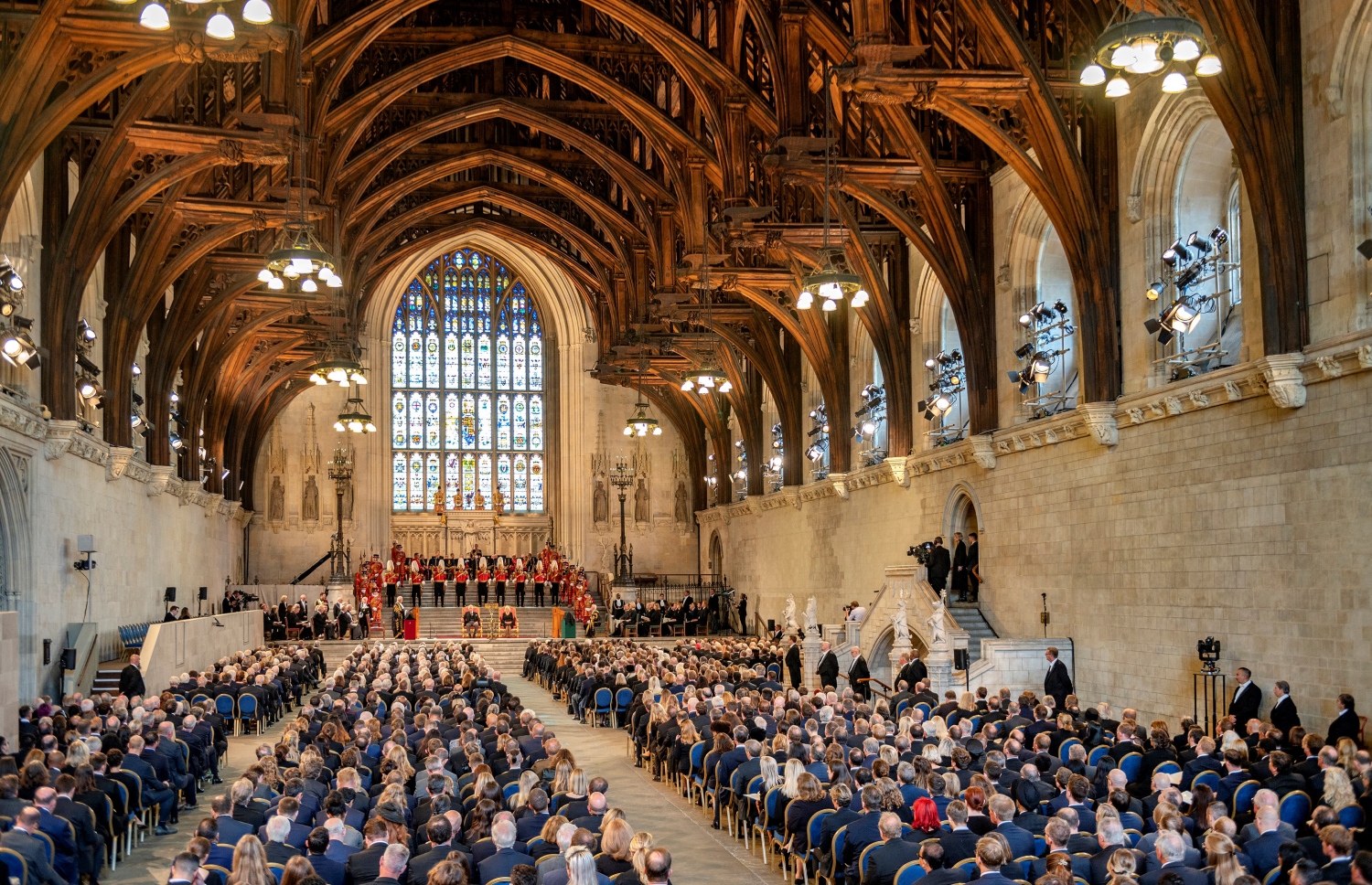 މި މަހުގެ 8 ވަނަ ދުވަހު އިނގިރޭސި ރާނީ އެލިޒަބަތު ދޭއް އަވަހާރަވުމުން އެކަމުގެ ހިތާމަ ފާޅުކޮށް ތައުޒިޔާ ކިޔުމަށާއި އާ ރަސްގެފާނު ޗާލްސް ތިނެއް އަށް މަރުހަބާ ދެންނެވުމުގެ ގޮތުން، އިނގިރޭސި ވިލާތުގެ ގާނޫނު ހަދާ މަޖިލީހުގެ ދެ ގޭގެ މެމްބަރުން ހިމެނޭ ގޮތުން، ވެސްޓްމިންސްޓާ ހޯލްގައި، ސެޕްޓެމްބަރ 12، 2022 ގައި ބޭއްވި ޖަލްސާގައި، އާ ރަސްގެފާނު ޗާލްސް އާއި އަނބިކަނބަލުން ކެމީލާ ބައިވެރިވެވަޑައިގަންނަވަނީ. --އޭއެފްޕީ